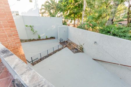 Casa à venda com 463m², 6 quartos e 6 vagas Casa à venda com 463m², 6 quartos e 6 vagasVista para a garagem