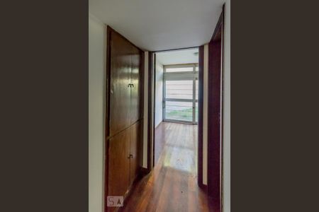 Casa à venda com 463m², 6 quartos e 6 vagas Casa à venda com 463m², 6 quartos e 6 vagasCorredor com armário