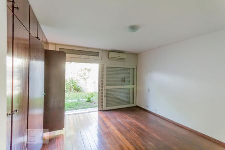 Casa à venda com 463m², 6 quartos e 6 vagas Casa à venda com 463m², 6 quartos e 6 vagasQuarto 2