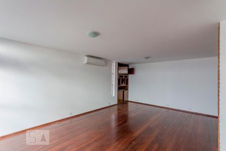 Casa à venda com 463m², 6 quartos e 6 vagas Casa à venda com 463m², 6 quartos e 6 vagasSala