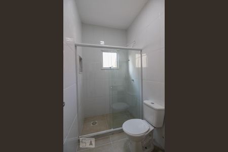 Banheiro de apartamento para alugar com 2 quartos, 45m² em Camorim, Rio de Janeiro