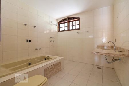 Casa à venda com 457m², 4 quartos e 8 vagasBanheiro da Suíte