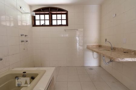 Casa à venda com 457m², 4 quartos e 8 vagasBanheiro da Suíte