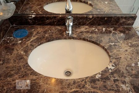 Banheiro de kitnet/studio para alugar com 1 quarto, 23m² em Higienópolis, São Paulo