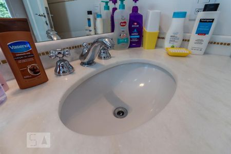 Casa à venda com 450m², 4 quartos e 6 vagas Casa à venda com 450m², 4 quartos e 6 vagasPia do Banheiro da Suíte 1