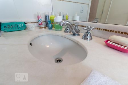 Casa à venda com 450m², 4 quartos e 6 vagas Casa à venda com 450m², 4 quartos e 6 vagasPia do Banheiro da Suíte 3