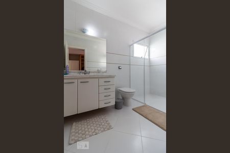Casa à venda com 450m², 4 quartos e 6 vagas Casa à venda com 450m², 4 quartos e 6 vagasBanheiro da Suíte 2