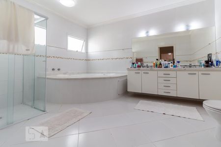 Casa à venda com 450m², 4 quartos e 6 vagas Casa à venda com 450m², 4 quartos e 6 vagasBanheiro da Suíte 4