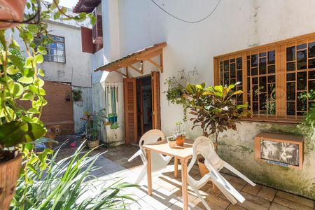 Casa à venda com 252m², 3 quartos e 4 vagas Casa à venda com 252m², 3 quartos e 4 vagasPátio