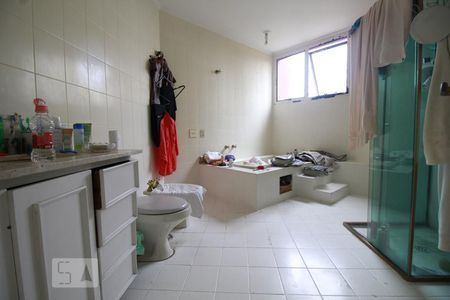 Banheiro da suíte 1 de apartamento à venda com 3 quartos, 300m² em Real Parque, São Paulo