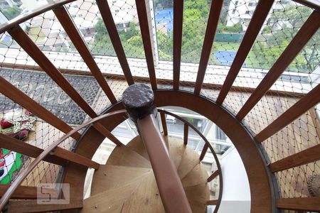 Apartamento à venda com 300m², 3 quartos e 3 vagasEscadas