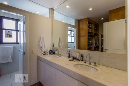 Apartamento para alugar com 240m², 3 quartos e 3 vagas Apartamento para alugar com 240m², 3 quartos e 3 vagasBanheiro Suíte 3