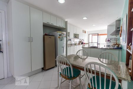 Apartamento para alugar com 240m², 3 quartos e 3 vagas Apartamento para alugar com 240m², 3 quartos e 3 vagasCozinha