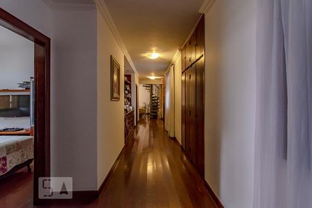 Casa à venda com 550m², 5 quartos e 5 vagasCorredor