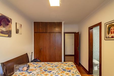 Casa à venda com 550m², 5 quartos e 5 vagasQuarto 2