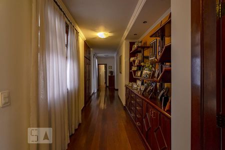 Casa à venda com 550m², 5 quartos e 5 vagasCorredor