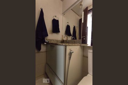 Banheiro de apartamento para alugar com 1 quarto, 56m² em Jardim Goiás, Goiânia