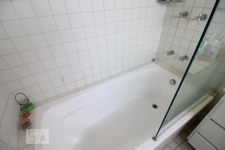 Apartamento à venda com 168m², 4 quartos e 3 vagasBanheira