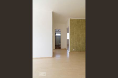 Acesso aos Quartos e Banheiro  de apartamento para alugar com 2 quartos, 65m² em Vila Esperança, São Paulo