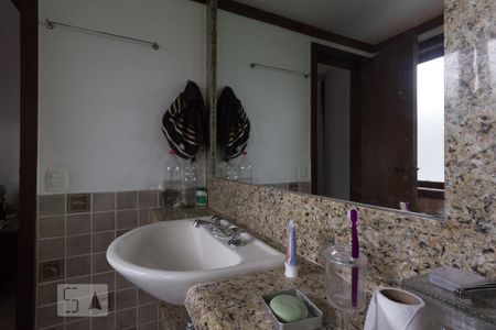 Casa à venda com 600m², 5 quartos e 4 vagasBanheiro (Suíte 2)