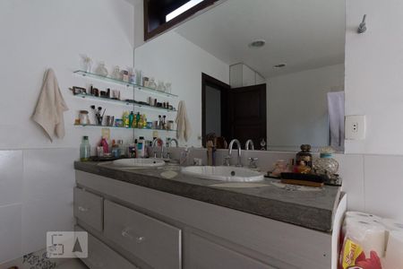 Casa à venda com 600m², 5 quartos e 4 vagasBanheiro (Suíte)