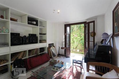 Casa à venda com 600m², 5 quartos e 4 vagasSala de TV