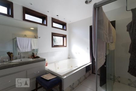 Casa à venda com 600m², 5 quartos e 4 vagasBanheiro (Suíte)