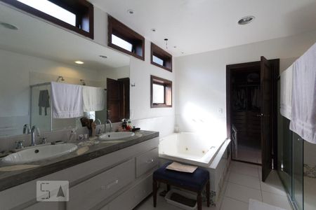 Casa à venda com 600m², 5 quartos e 4 vagasBanheiro (Suíte)