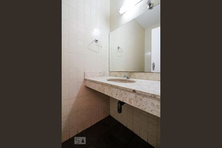 Lavabo de casa de condomínio para alugar com 3 quartos, 540m² em Jardim Boa Vista (zona Oeste), São Paulo
