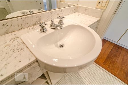 Apartamento para alugar com 260m², 2 quartos e 3 vagas Apartamento para alugar com 260m², 2 quartos e 3 vagasBanheiro da suíte 2