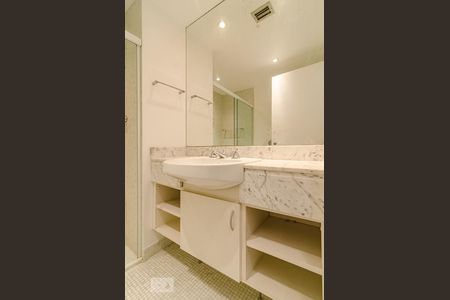 Apartamento para alugar com 260m², 2 quartos e 3 vagas Apartamento para alugar com 260m², 2 quartos e 3 vagasBanheiro da suíte 2