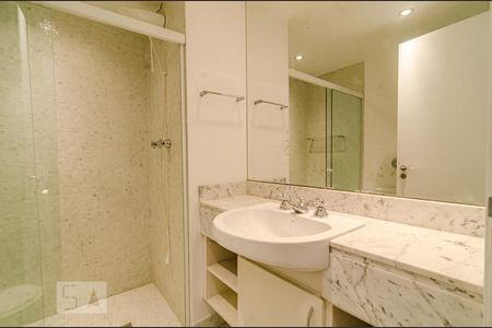 Apartamento para alugar com 260m², 2 quartos e 3 vagas Apartamento para alugar com 260m², 2 quartos e 3 vagasBanheiro da suíte 2