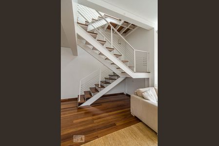 Escada de apartamento para alugar com 2 quartos, 260m² em Jardim das Bandeiras, São Paulo