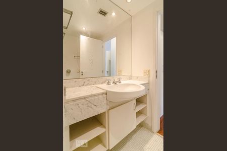 Apartamento para alugar com 260m², 2 quartos e 3 vagas Apartamento para alugar com 260m², 2 quartos e 3 vagasBanheiro da suíte 2