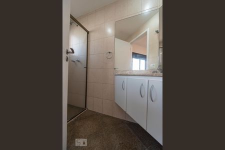 Apartamento à venda com 200m², 4 quartos e 4 vagas Apartamento à venda com 200m², 4 quartos e 4 vagasBanheiro da Suíte 3