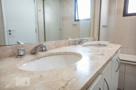 Apartamento à venda com 200m², 4 quartos e 4 vagas Apartamento à venda com 200m², 4 quartos e 4 vagasBanheiro da Suíte 4