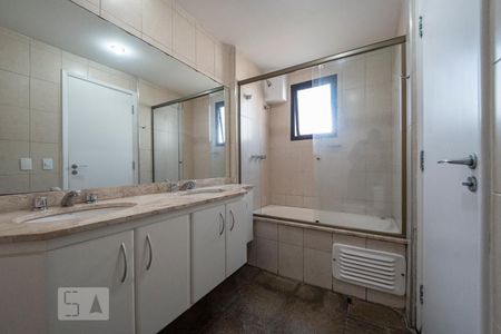 Apartamento à venda com 200m², 4 quartos e 4 vagas Apartamento à venda com 200m², 4 quartos e 4 vagasBanheiro da Suíte 4