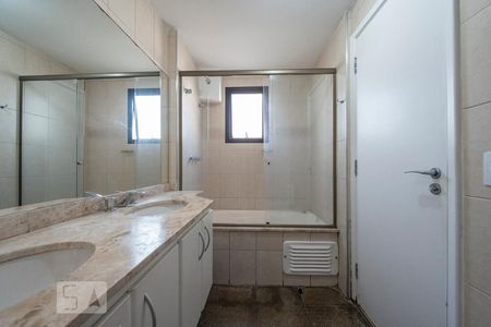 Apartamento à venda com 200m², 4 quartos e 4 vagas Apartamento à venda com 200m², 4 quartos e 4 vagasBanheiro da Suíte 4
