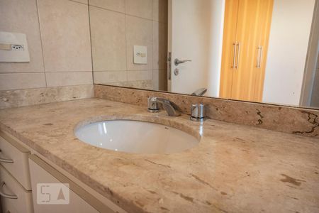 Apartamento à venda com 200m², 4 quartos e 4 vagas Apartamento à venda com 200m², 4 quartos e 4 vagasBanheiro da Suíte 2