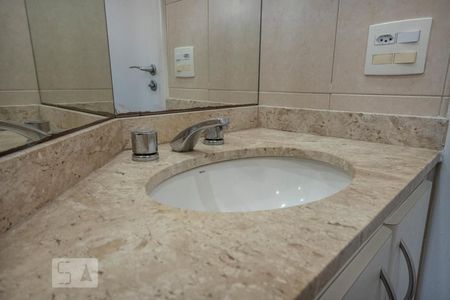 Apartamento à venda com 200m², 4 quartos e 4 vagas Apartamento à venda com 200m², 4 quartos e 4 vagasBanheiro da Suíte 3