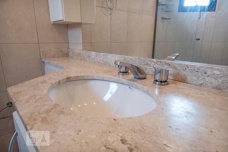 Apartamento à venda com 200m², 4 quartos e 4 vagas Apartamento à venda com 200m², 4 quartos e 4 vagasBanheiro da Suíte 1