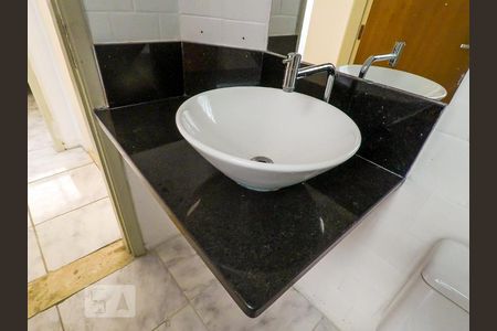 Apartamento para alugar com 76m², 2 quartos e sem vagaBanheiro