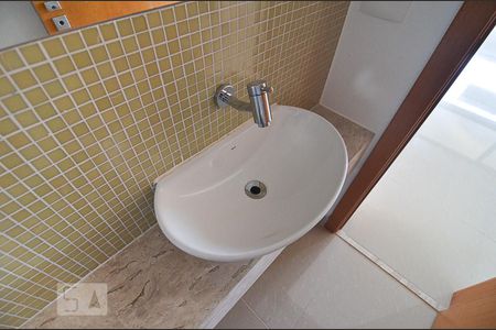 Banheiro social de apartamento para alugar com 2 quartos, 103m² em Vila da Serra, Nova Lima