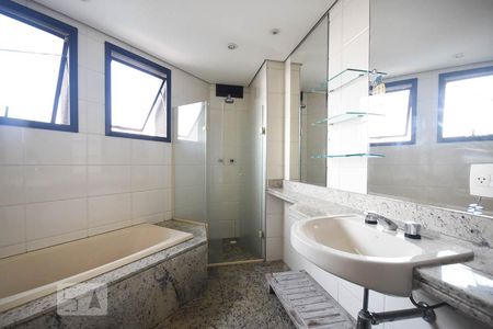 Apartamento para alugar com 220m², 3 quartos e 4 vagasBanheiro suíte 1