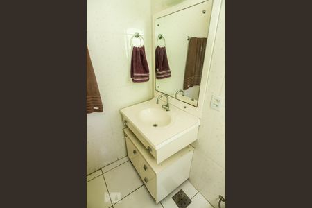 Banheiro de apartamento à venda com 1 quarto, 49m² em Jardim Carvalho, Porto Alegre