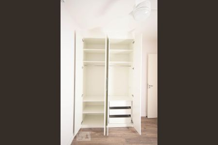 Armário do quarto 2 de apartamento à venda com 2 quartos, 64m² em Vila Praia, São Paulo