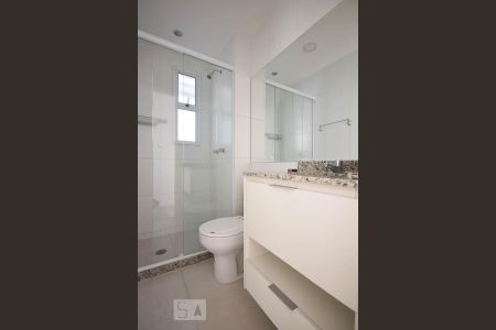 Banheiro de apartamento à venda com 2 quartos, 64m² em Vila Praia, São Paulo