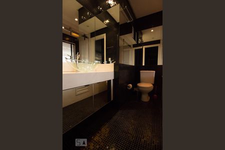 Banheiro de kitnet/studio para alugar com 1 quarto, 55m² em Centro, Curitiba