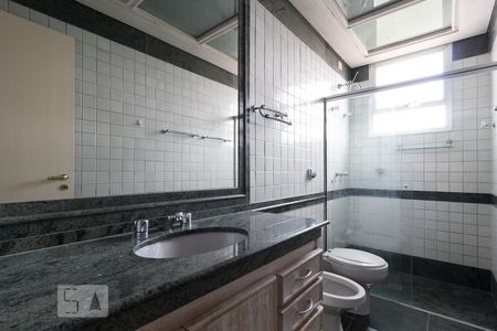 Banheiro de apartamento à venda com 4 quartos, 220m² em Lourdes, Belo Horizonte