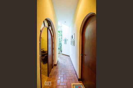 Casa de condomínio para alugar com 600m², 4 quartos e 3 vagasCorredor